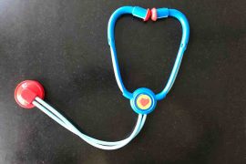 Ein blau-rotes Stethoskop aus dem Doktor-Spiel-Koffer für Kinder