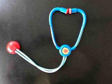 Ein blau-rotes Stethoskop aus dem Doktor-Spiel-Koffer für Kinder