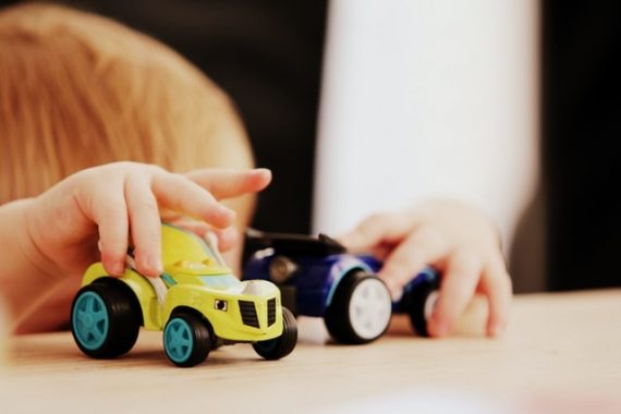 Kind spielt mit Spielzeugauto.