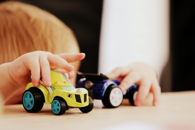 Kind spielt mit Spielzeugautos. Genau wie im Straßenverkehr lernen Kinder auch in der Sexualität früh Grundregeln.
